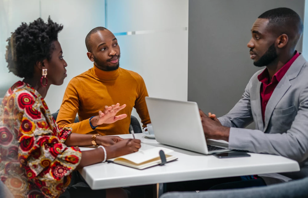 entrepreneurs africains membre d'ubuntu club luxembourg réunis autour d'une table pour travailler